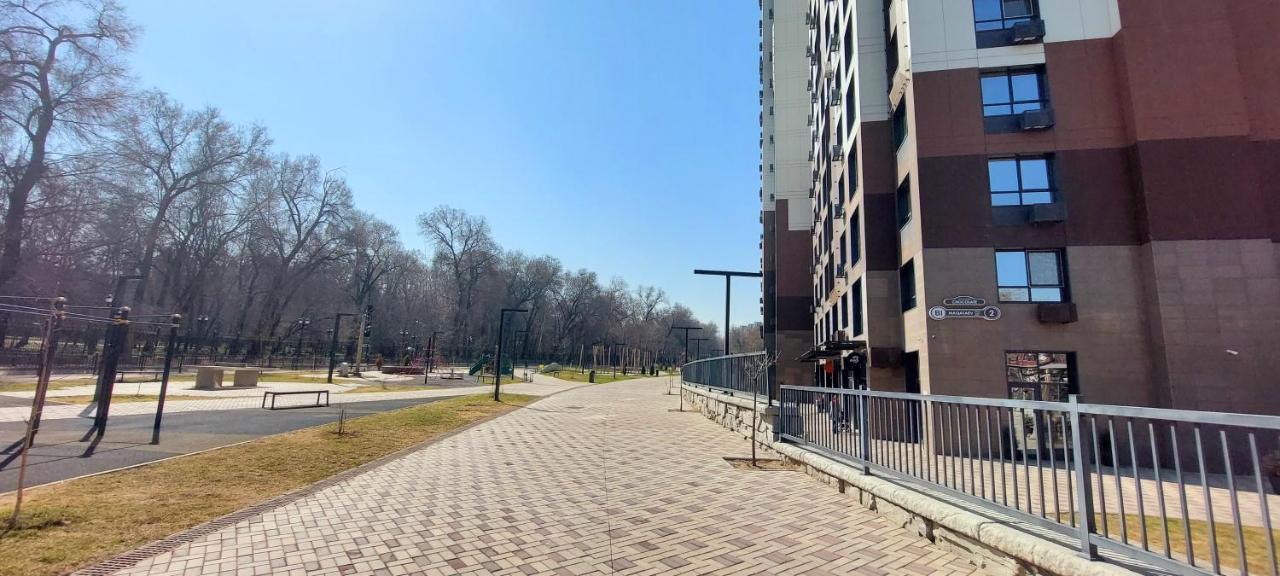 Appartement Уютная Стильная Квартира Возле Центрального Парка Горького! à Almaty Extérieur photo